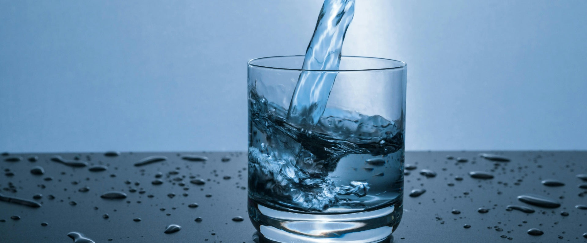 Wasser wird in ein Glas geschüttet